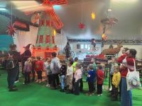 15. Wycieczka czeka na spotkanie z Mikołajem