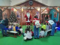 18. Dzieci rozmawiają z Mikołajem