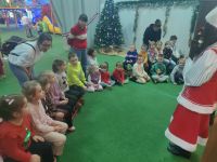 19. Dzieci śpiewają Mikołajowi kolędę.