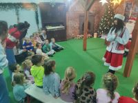 20. Mikołajka zaprasza dzieci po prezenty.