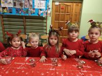 Dziewczynki z przedszkola na warsztatach
