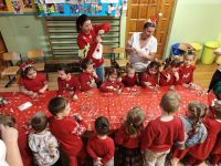 Przedszkolaki na mikołajkowych warsztatach