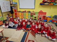 Przedszkolaki w mikołajkowych strojach