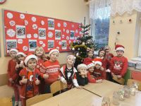 Uczniowie klasy I w świątecznych strojach