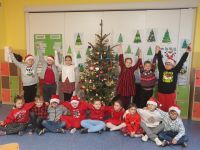 Klasa 2 w mikołajkowych strojach z choinką
