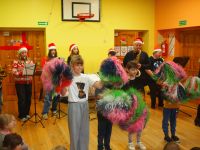 Dzieci tańczą z pomponami