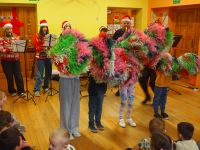 Dzieci tańczą z pomponami w rytm kolędy