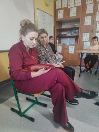 Pani Kowalska czyta książkę dzieciom