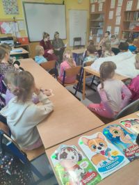 Pani Laskowska czyta książkę dzieciom