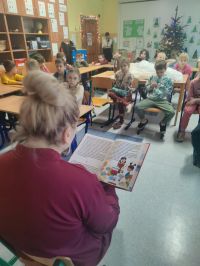 Zza pleców jednej z mam