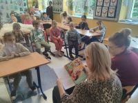 Zza pleców drugiej z mam