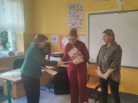 Pani Dyrektor wręcza mamom dyplomy