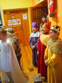 Królowie i nauczyciele wykonują kolędę