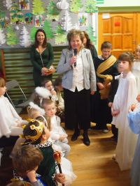 Pani Dyrektor gratuluje dzieciom występów