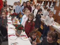 Dzieci słuchają fragmentu pisma