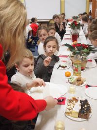 Przewodnicząca Rady Rodziców rozdaje opłatek