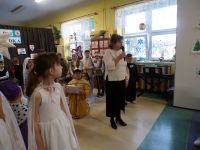 Pani Dyrektor Grażyna Frelik w trakcie przemówienia z okazji Dnia Babci i Dnia Dziadka.