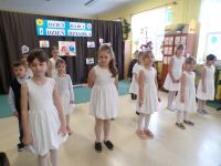 Taniec uczniów z klas I-III.