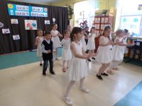 Taniec uczniów z klas I-III.