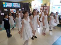 Taniec uczniów z klas I-III.