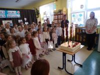 Uroczyste odśpiewanie sto lat przez wszystkich uczniów.