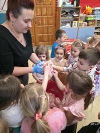 Pani Kasia pokazuje dzieciom wyrobioną ciastolinę