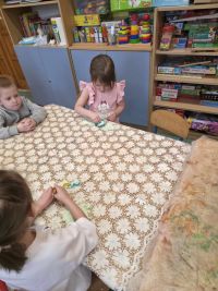 4-latki formują kształty z ciastoliny