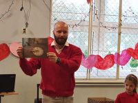 2. Pan Paweł prezentuje pracę uczennicy