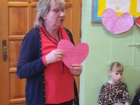 6. Pani Dyrektor pokazuje przygotowane przez siebie serce