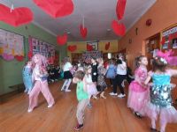 12. Zabawa taneczna na balu karnawałowym