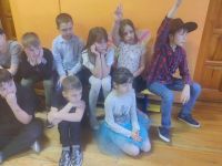 15. Uczniowie zgłaszają się do rozdawania walentynek