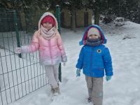 2. Tosia i Natalka na śniegu