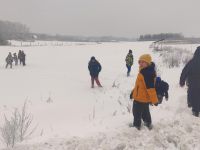 8. Uczniowie klas 1 i 3 na zaśnieżonym polu