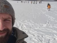 12. Pan Paweł z dziećmi na spacerze