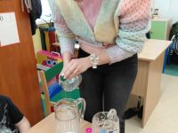 1. Pani Dominika przygotowuje eksperyment