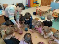 2. Pani Dominika tłumaczy dzieciom eksperyment