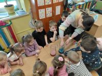 4. Dzieci wokół stołu z eksperymentem