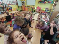 8. Grymasy na twarzach po powąchaniu mikstury