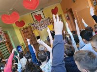 5.Uczniowie entuzjastycznie podnoszą ręce