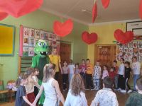 7.Krokodyl Suntago z animatorką wśród dzieci