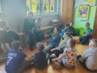 Pani Dorota opowiada dzieciom o logopedii