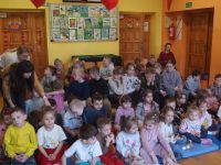 1. Uczniowie zebrani na spektakl cyrku