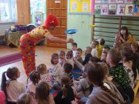 3. Klaun prezentuje kręcenie talerzy