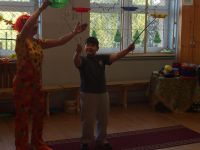 4. Uczeń kręci talerze na patykach