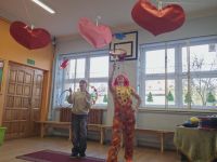 5. Klaun i uczeń kręcą talerze razem