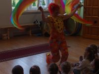 6. Klaun tańczy z tęczową wstążką