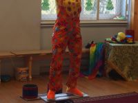 7. Klaun balansuje na desce