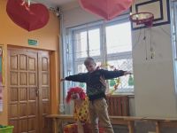 8. Uczeń balansuje na desce balansowej