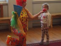 10. Klaun zakłada dziewczynce czerwony nosek