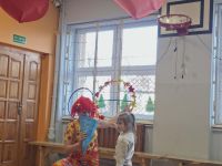 11. Klaun bawi się z uczennicą